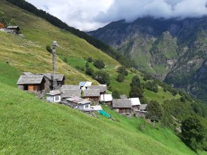 Nucleo di Germanionico con la gru durante i lavori