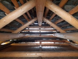 Struttura in legno del tetto in piode
